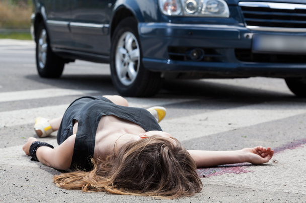 Dead woman on the street - Foto, imagen