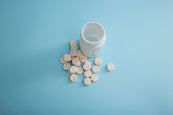 Medizinische Verpackung von Pillen auf blauem Hintergrund, ein Heilmittel gegen die Krankheit - Foto, Bild