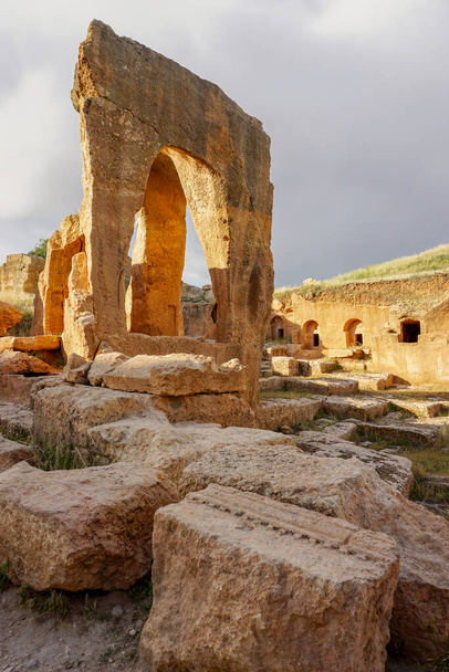 12 de mayo de 2022 Mardin Turquía. Dara antigua ciudad witn necropol y cisterna del Imperio Romano Oriental - Foto, Imagen