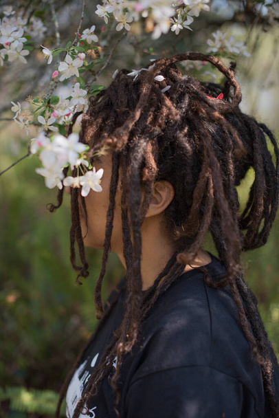 Çiçek yaprağının arkasında duran kadın - Fotoğraf, Görsel