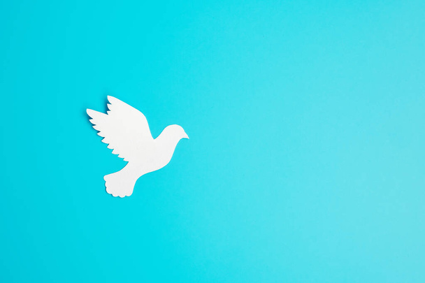 Día Internacional de la Paz. papel blanco Paloma pájaro sobre fondo azul. Libertad, esperanza y paz mundial 21 de septiembre conceptos. - Foto, imagen