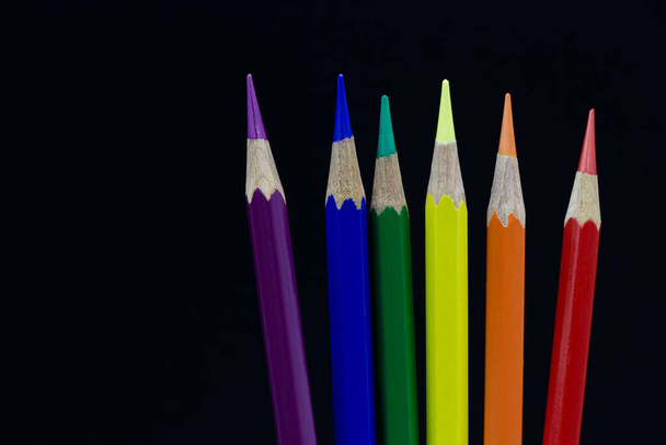 Crayon, een kleursymbool van LGBT trots, op een zwarte achtergrond. - Foto, afbeelding