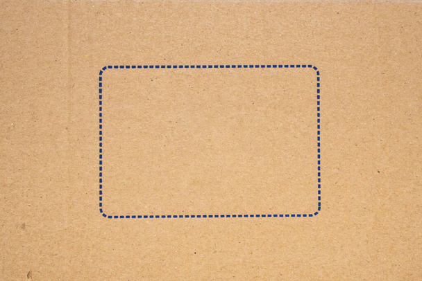 Textura de papel de caja de cartón marrón antiguo con fondo de marco azul - Foto, imagen