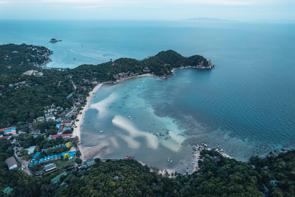 hoge hoek uitzicht op tropisch eiland bij schemering - Foto, afbeelding