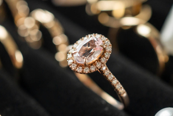 Золоті ювелірні діамантові кільця показують у вітрині розкішного магазину
 - Фото, зображення