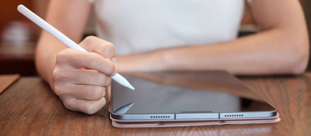 γυναίκα που χρησιμοποιεί tablet για sms μηνύματα, χέρι κρατώντας μολύβι πληκτρολογώντας οθόνη αφής κινητό τηλέφωνο στο καφέ ή σύγχρονο γραφείο. τρόπος ζωής, τεχνολογία, μέσα κοινωνικής δικτύωσης και έννοια του δικτύου - Φωτογραφία, εικόνα