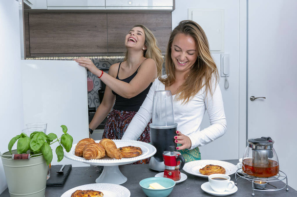 Щаслива лесбійська пара готує сніданок. Концепція ЛГБТ - Фото, зображення