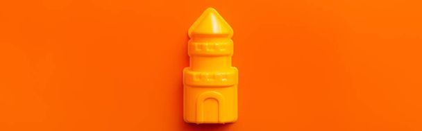 vue du dessus de la tour de jouet jaune sur fond orange, bannière - Photo, image