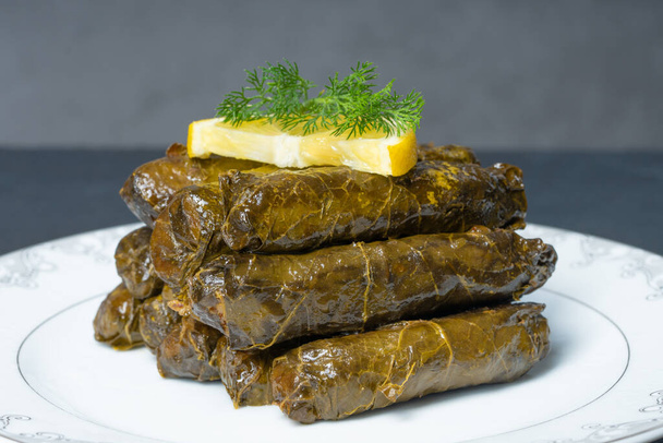 Köstliche türkische Mahlzeit dolma. Gefüllte Traubenblätter Reis - Foto, Bild