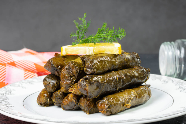 Deliciosa comida turca dolma. Hojas de uva rellenas de arroz - Foto, Imagen