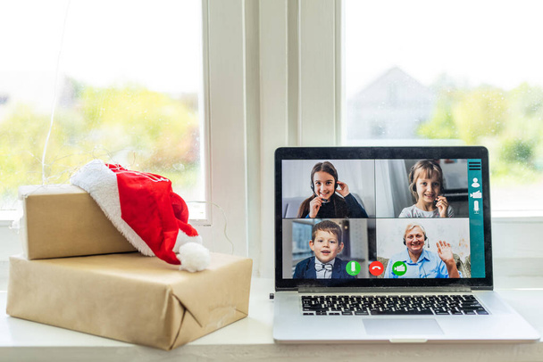 Laptop, navidad. Videollamada con la familia en tiempos de coronavirus - Foto, imagen