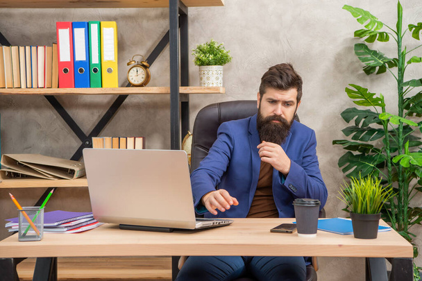 mature entrepreneur working on computer going to drink coffee at office, check email. - Foto, Bild