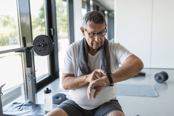 Active and healthy senior exercising in a gym - Zdjęcie, obraz