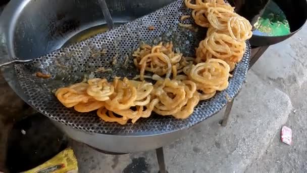 Freír samosa y rollo de primavera en pakistan street 4k video de alta resolución - Imágenes, Vídeo