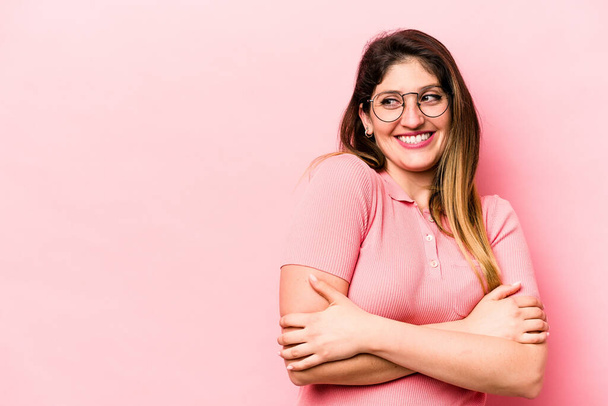 Young caucasian woman isolated on pink background smiling confident with crossed arms. - Foto, Imagem
