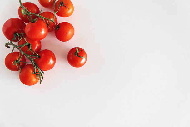 Fresh raw cherry tomatoes on white tabble. Top view - Foto, Bild