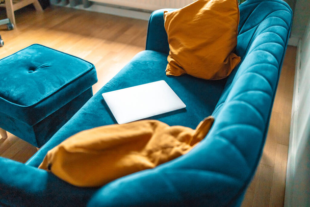 Großaufnahme von modernen digitalen Laptops auf hölzerner Tischfläche, Notizbuch zu Hause. Natur orange Bokeh und Sonnenlicht am Morgen. - Foto, Bild