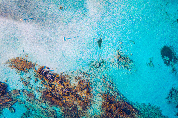 Yunanistan 'ın Girit kentindeki Pembe Kum Elafonissi ile güzel turkuaz plajların insansız hava aracı görüntüleri. Akdeniz 'in en iyi plajları, Elafonissi plajı, Girit, Yunanistan. Girit 'teki Yunanistan adasındaki ünlü Elafonisi plajı. - Fotoğraf, Görsel