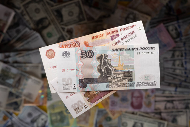 Российские рубли на фоне других валют - Фото, изображение