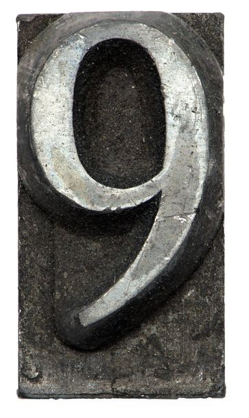 Nahaufnahme eines alten Vintage-Bleibuchstabens aus Metall mit dem Ziffernsymbol 9 neun aus der Druckschrift auf weißem Hintergrund - Foto, Bild