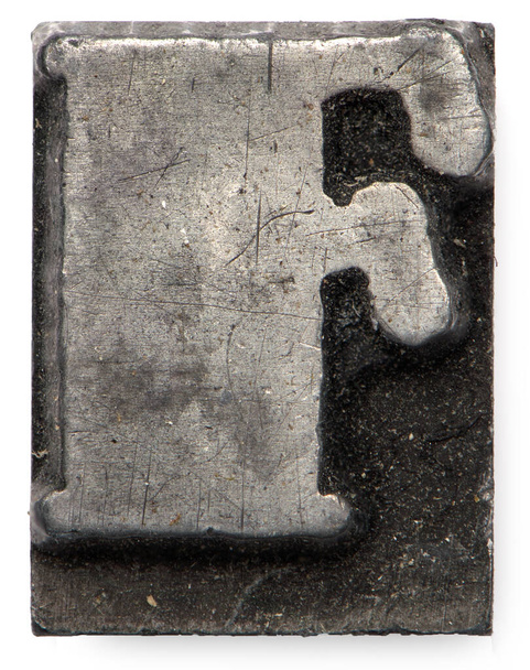 close-up metalen loden letter macro met hoofdletter F op witte achtergrond voor tekstinstelling bij drukkerij - Foto, afbeelding