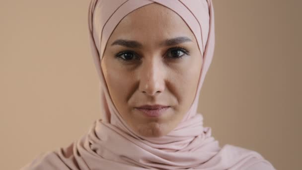 Retrato de mujer musulmana molesta chica en hijab pañuelo para la cabeza islámica joven mujer solitaria ansiosa en desesperada mirando a la cámara en el interior se preocupan por la discriminación religiosa llorando experimentar tristeza problema - Metraje, vídeo