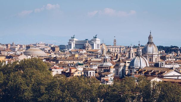 Скайлайн Рима, Италия. Вид на римскую архитектуру и достопримечательность, город Рим. Римская открытка
 - Фото, изображение