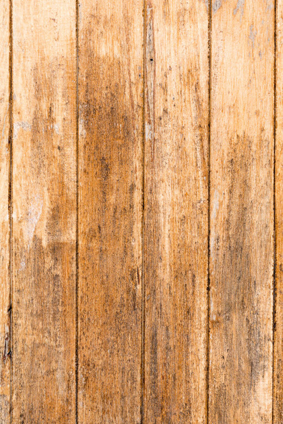 Textura de tiras de madera dispuestas verticalmente con barniz envejecido. - Foto, Imagen