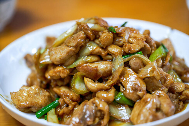 北京ネギソースでおいしい中国の家庭料理、揚げ鶏もも肉 - 写真・画像