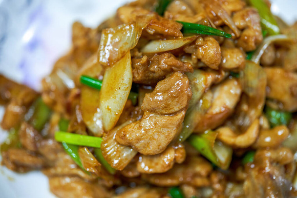 Ένα νόστιμο κινέζικο σπιτικό πιάτο, τηγανητά μπούτια κοτόπουλου στο Πεκίνο πράσινο κρεμμύδι σάλτσα - Φωτογραφία, εικόνα