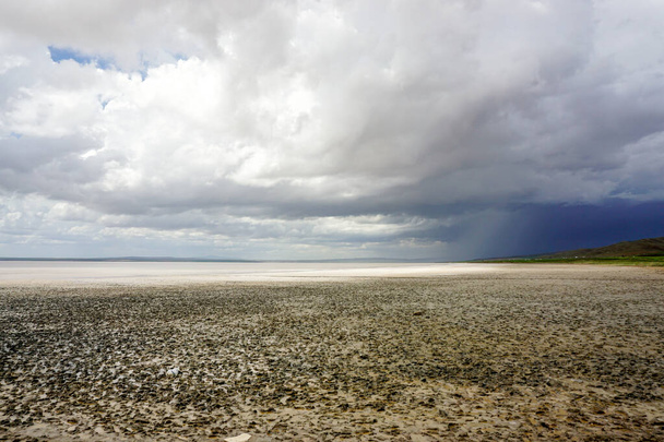15. května 2022 Aksaray Turkey. Tuz golu Salt lake at Aksaray on a cloudy day - Fotografie, Obrázek