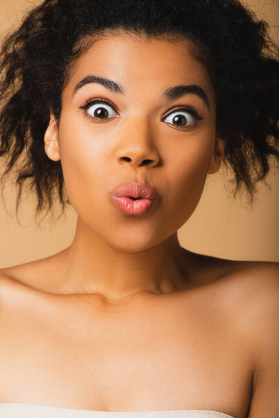 shocked african american woman with bare shoulders isolated on beige  - Foto, Imagen