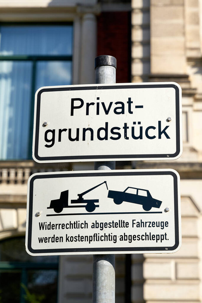    Parkverbot in Magdeburg. Übersetzung: Privatgrundstück, geparkte Fahrzeuge werden kostenpflichtig abgeschleppt                              - Foto, Bild