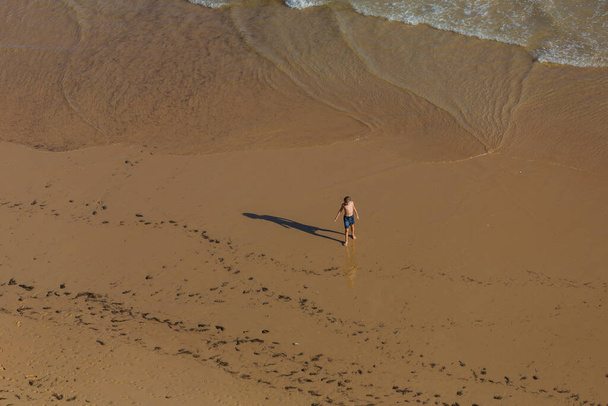 ALBUFEIRA, PORTUGAL - 22 de agosto de 2017: Gente en la famosa playa de Praia da Felesia en Albufeira. Esta playa es una parte de la famosa región turística del Algarve. - Foto, Imagen