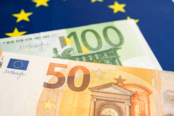 Τραπεζογραμμάτια ευρώ υπό σημαία ΕΕ, χρηματοοικονομικά και λογιστική, τραπεζική έννοια. - Φωτογραφία, εικόνα