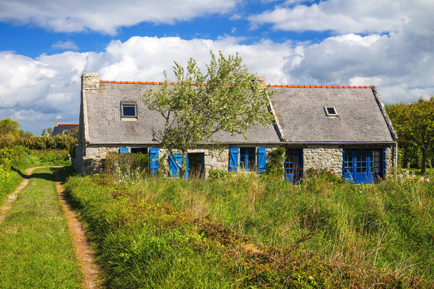 Вид на красивую деревню Ростудел, бывшую рыбацкую деревню, природный парк Armorique. Отдел финишера, Камаре-сюр-Мер. Brittany (Bretagne), France.  - Фото, изображение