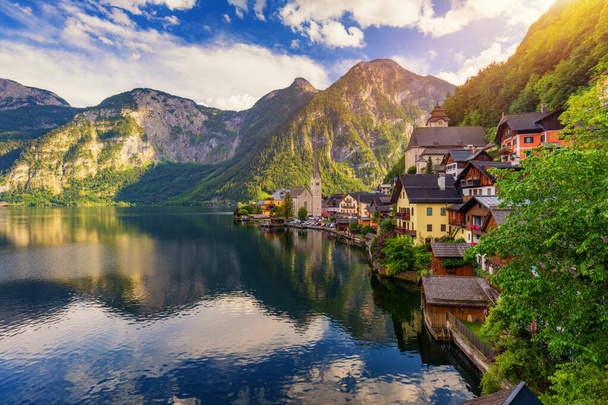 Pohled na slavnou horskou vesnici Hallstatt v rakouských Alpách za krásného světla v létě, Salzkammergut region, Hallstatt, Rakousko. Hallstatt vesnice na Hallstatter jezera v rakouských Alpách. - Fotografie, Obrázek