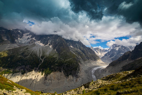 Piękna dolina lodowca w Alpach Francuskich latem - Zdjęcie, obraz