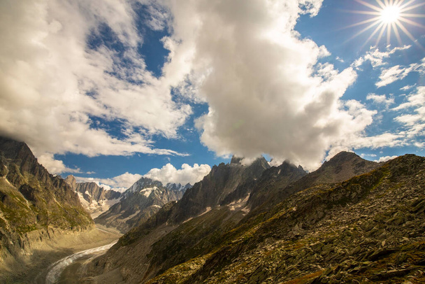 Belle vallée glaciaire dans les Alpes françaises en été - Photo, image