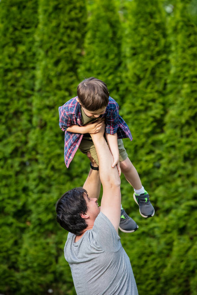 Père avec fils jouer dans le jardin au printemps - Photo, image