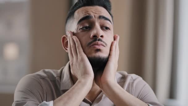 Depressed unavený hispánský arabský muž chlap podnikatel pracovník sedět doma pocit nudy deprese masáže obličeje čelo trpí nespavostí myšlení na problém má vyhořelý syndrom nedostatek motivace - Záběry, video