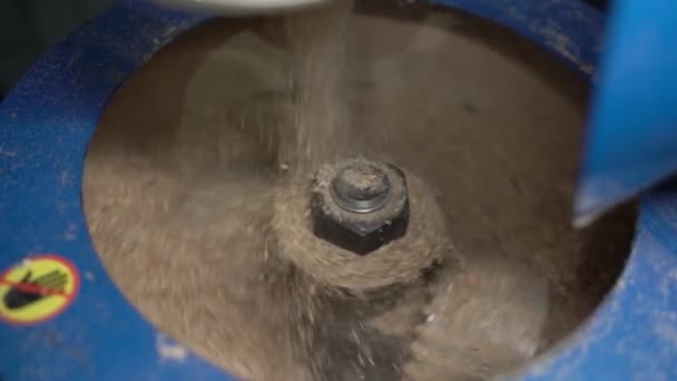 A gyártás során fekete fúvókával kevert forgácsok a készülék tartályában. - Felvétel, videó