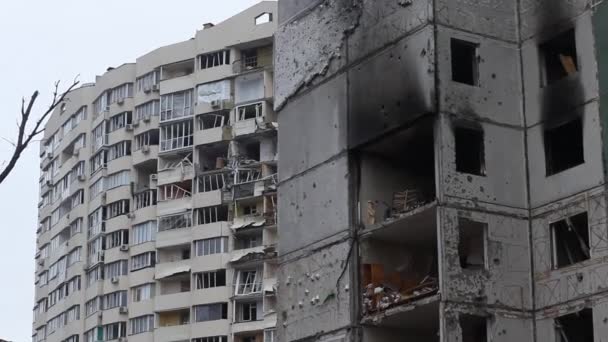 Zerstörte Stadt Tschernihiw bei Kiew im Norden der Ukraine, Schäden, Zerstörungen, zerstörte ausgebrannte Infrastruktur, Ruinen der Stadt durch Terroranschläge, Bombardierung ziviler Objekte. - Filmmaterial, Video