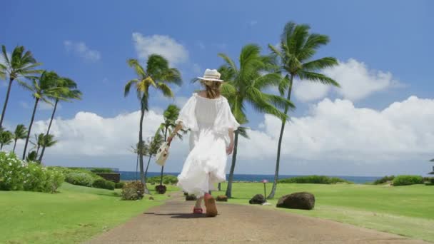 Zeitlupe Weibchen in weiß fliegen auf Brise Kleid auf tropischen Insel. Traumreise, Urlaubsreisekonzept RED shot 6K. Glückliche freie Frau spaziert an perfektem Sommerferientag durch Luxus-Resort-Anwesen - Filmmaterial, Video