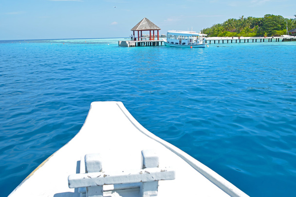  Barca diretta al molo nel resort Maldive
 - Foto, immagini