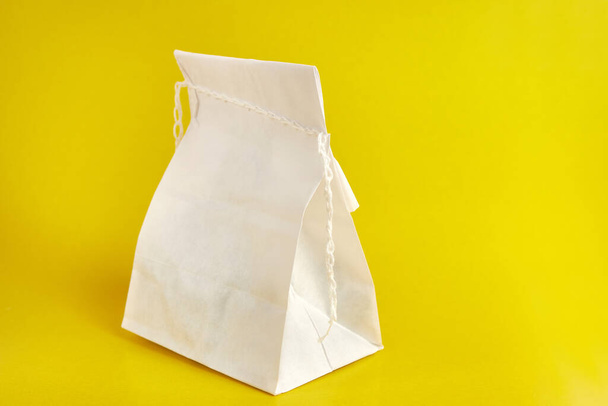 Бумажный пакет с кофейными зёрнами, сшитый ниткой. Сухая упаковка. - Фото, изображение
