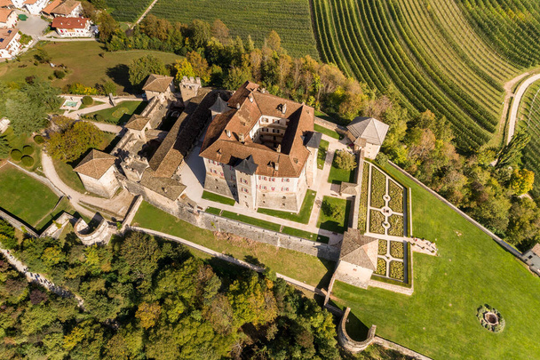 Vue Aérienne De Castel Thun, gothique, château médiéval, Vigo di Ton, Tyrol Du Sud, Italie - Photo, image