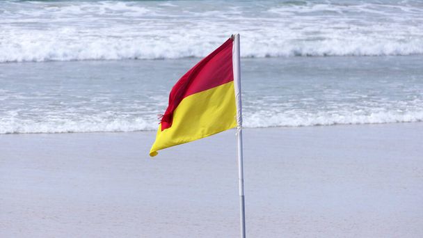 Kumsaldaki deniz tehlikesini gösteren plaj uyarı bayrakları. - Fotoğraf, Görsel