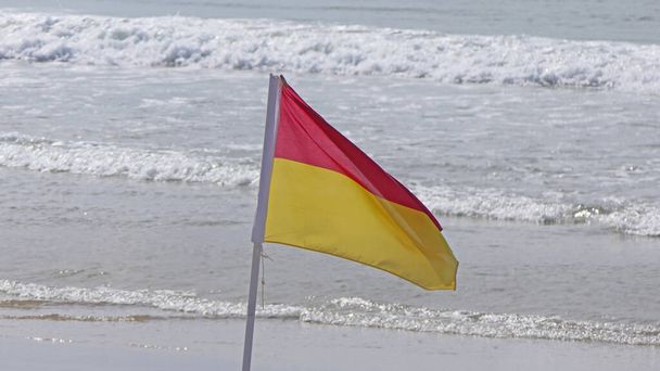 Ranta Varoitus Liput osoittamaan meren vaaran hiekkarannalla - Valokuva, kuva