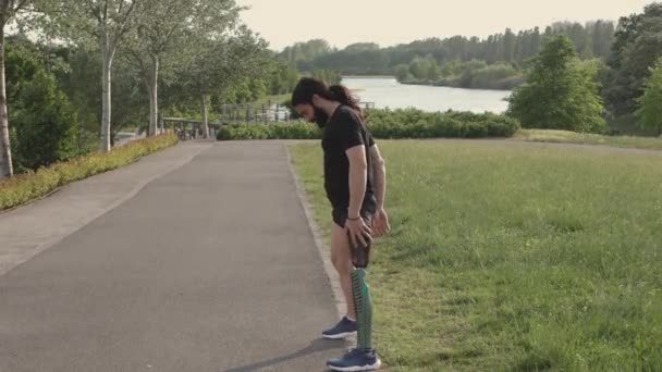 vypnuto Paralympijský sportovec bez nohavic vlaků venku - Záběry, video